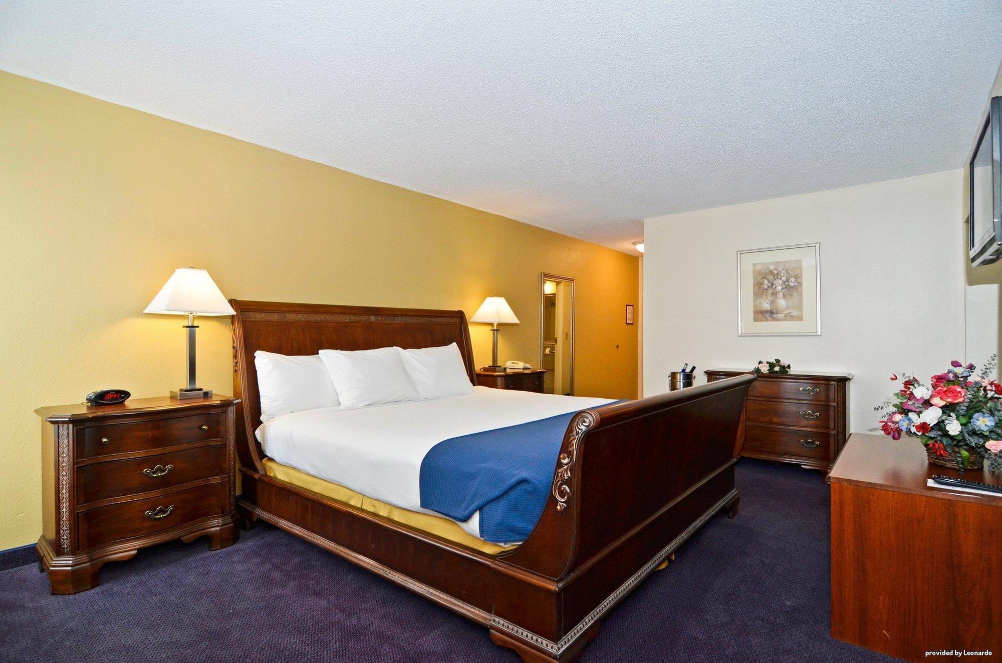 Best Western Plus Yadkin Valley Inn & Suites Jonesville Quarto foto